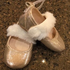 Baby Gap Girls 3-6 Months (size 2) Gold and Faux Fur Dress Shoes